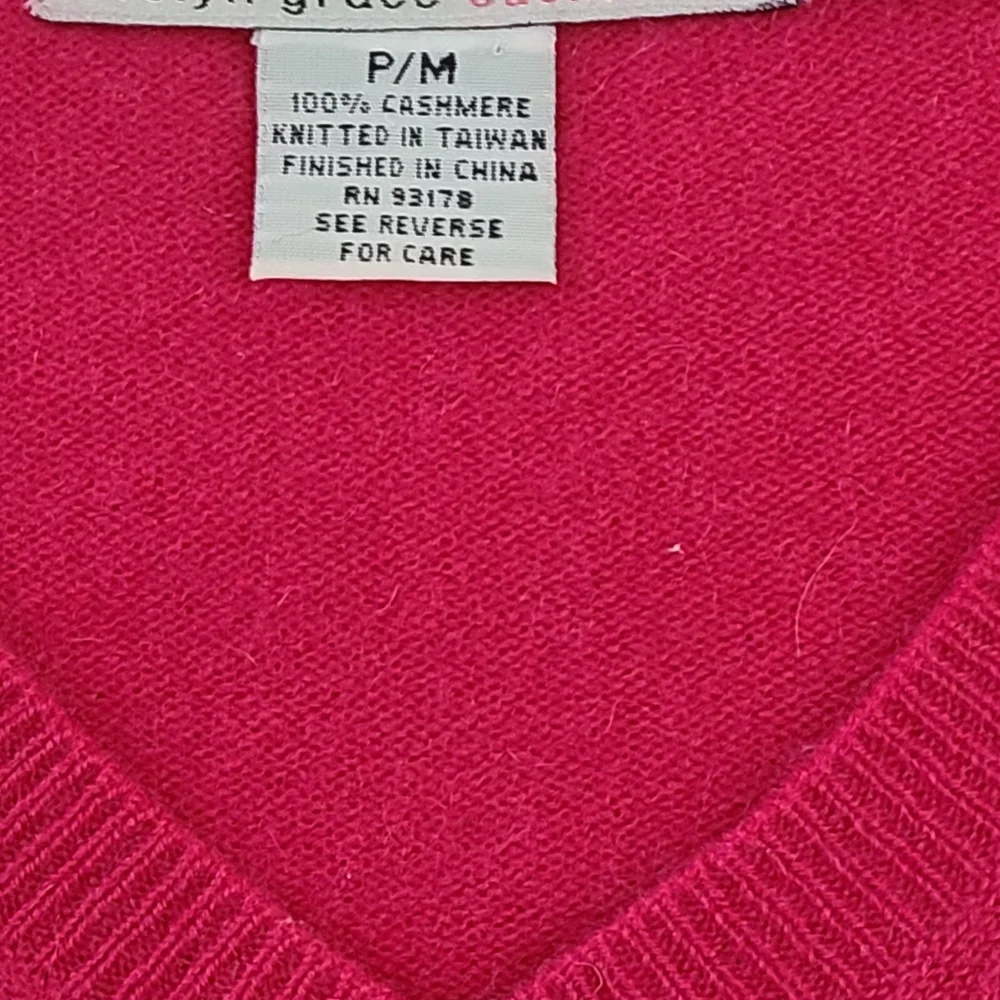 Evelyn Grace Beautiful Fuchsia Cashmere V-neck Sweater. Regular M